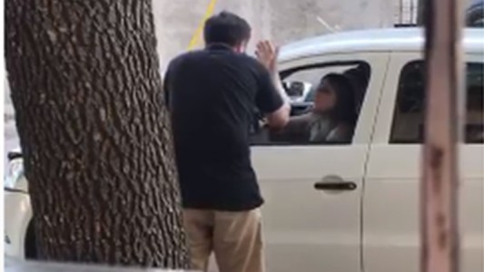 Le retuvieron el carnet al conductor violento que insultó y pateó el auto de una mujer