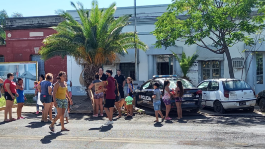 Por presunta violencia policial vecinos se manifiestan frente a la seccional 8va