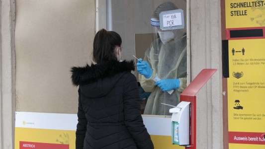 La OMS afirmó que no hay pruebas de que ómicron cause cuadros más graves de coronavirus