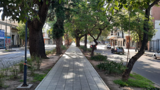 Feriado con buen tiempo, cielo despejado y muy caluroso en la ciudad
