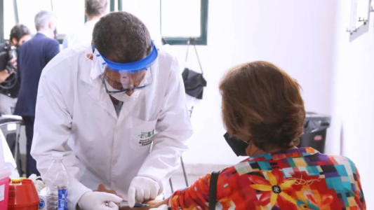 Este jueves se aplicarán terceras dosis de AstraZeneca en la ciudad