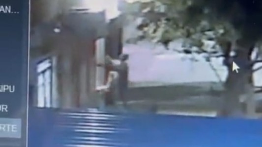 Increíble: se roba un reflector de la puerta de una casa