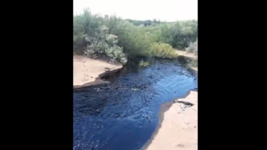 Derrame de petróleo en Río Negro de un oleoducto