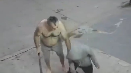 Con un machete, atrapó a un ladrón y lo obligó a que mostrara la cara en la cámara