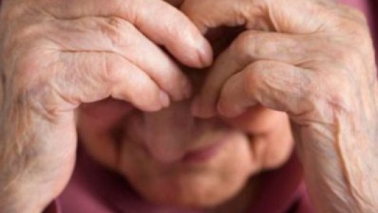 Mujer de 90 años se despertó cuando un joven la abusaba en su cama