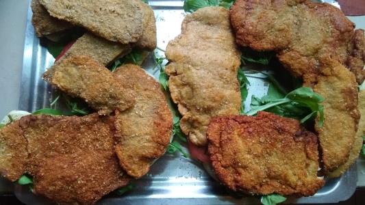 Fotos: su prima cumplió 30 años y le regaló una torta-sandwich de milanesa