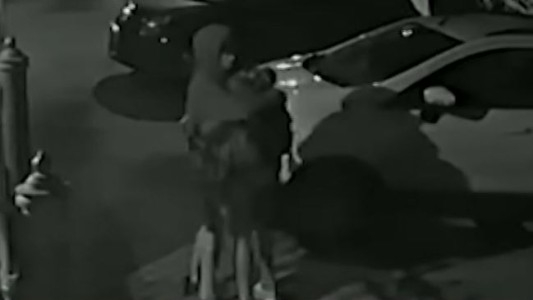 Video: Un ladrón se apiadó de su víctima y lo abrazó