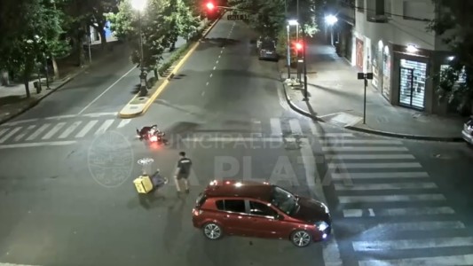 Video: chocó con un delivery que pasó en rojo, bajó del auto y le dio una paliza