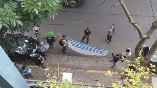Una patota "antivacunas" amenazó e insultó a periodistas de una radio