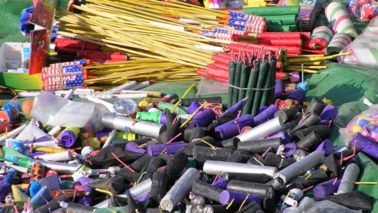 Empresarios y sindicato industria de pirotecnia acordaron eliminar producción de bombas y petardos