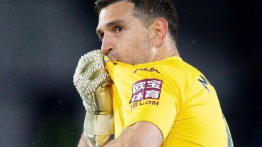 El regalo de Navidad de Dibu Martínez a un nene de 6 años que lo tiene como ídolo