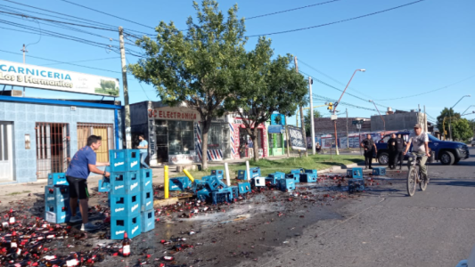 Un camión perdió la carga con cientos de porrones en el norte de la ciudad