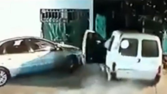 Video: robó una camioneta, chocó y lo golpearon