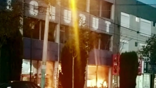 Video | Manifestantes incendian el diario El Chubut durante protesta antiminería