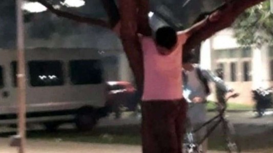 Fotos: Un joven apareció "crucificado" tras una fiesta de egresados en Rosario