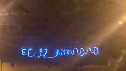 Las redes estallan por la felicitación ilegible de unas luces navideñas en un pueblo de España