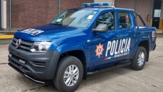 Rosario: Le robaron el auto, subió al patrullero y murió al caer al pavimento