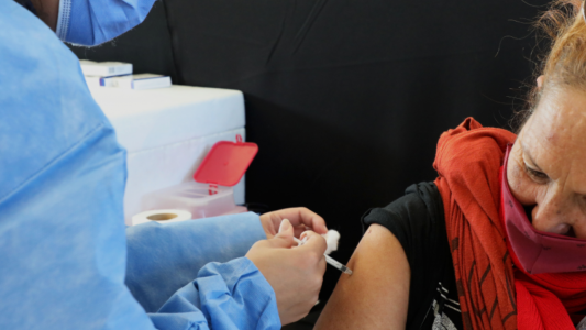 Se retoma la vacunación contra el Covid con más de 4 mil turnos para este lunes