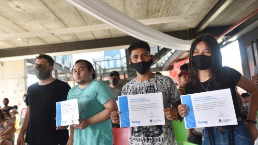 Entregaron certificados a jóvenes que se capacitaron en las Estaciones de la Municipalidad