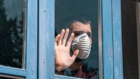 El Gobierno evalúa bajar los días de aislamiento para los casos positivos