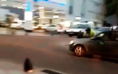 Video: Llevó a un inspector de tránsito una cuadra sobre el capot y huyó