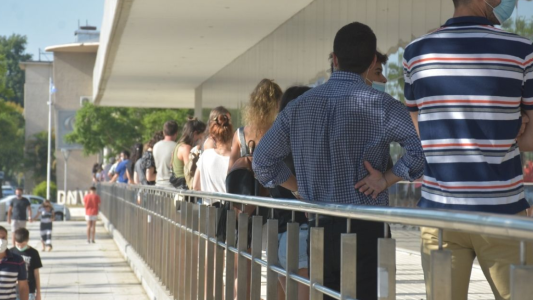 Largas colas se observan en los centros de testeo de la ciudad
