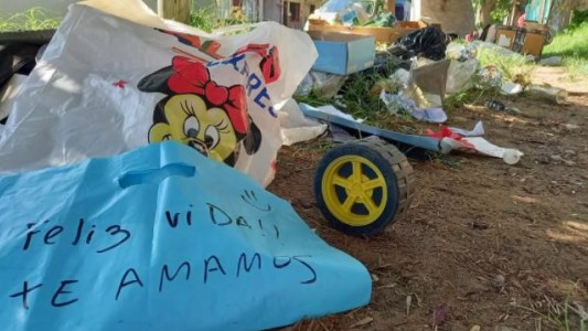 Tiraron los juguetes de Lucio Dupuy a la calle y se los llevaron