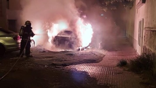 Mafias incendiaron auto frente a la comisaría de Capitán Bermúdez