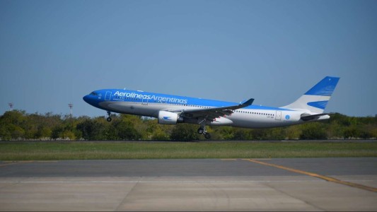 Aerolíneas Argentinas advierte que sus vuelos pueden sufrir reprogramaciones por la suba de contagios de coronavirus