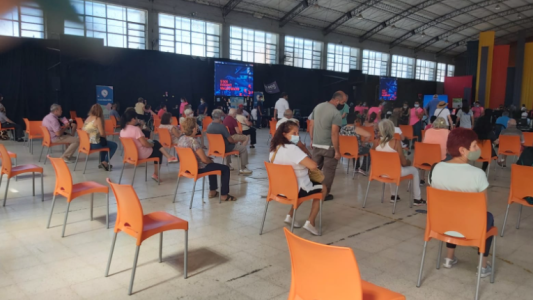 Se aplicarán terceras dosis de AstraZeneca y habrá vacunación libre pediátrica