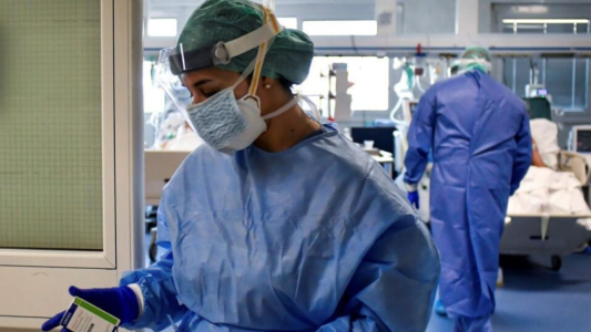 Los médicos rechazan la política de contactos estrechos para el personal de salud