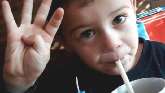 Un video muestra cómo la madre de Lucio Dupuy oculta el llanto de su hijo con reguetón