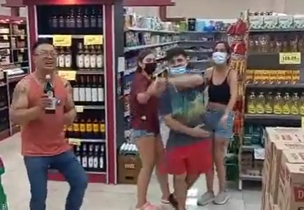 Es viernes y ellos lo saben: se hizo viral por ser fan de Ulises Bueno