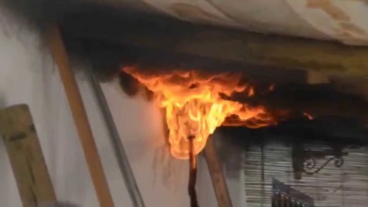 Tres Arroyos: quiso incendiar un panal de avispas y el fuego casi le consume la casa