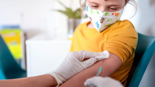 El Gobierno quiere acelerar la vacunación pediátrica para el año escolar