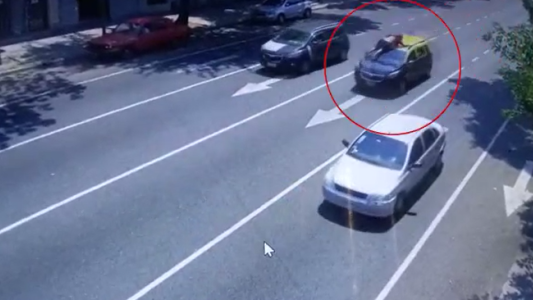 Imágenes impactantes: intentó evitar el robo de su auto, se subió al capó y murió tras volar por los aires