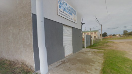 Cansado de la música cristiana de una iglesia evangélica, con una herramienta, entró a amenazar a los presentes