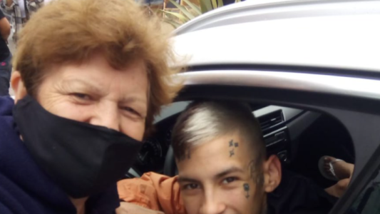 Una abuela se sacó una foto con L-Gante sin saber quién era: "Como se juntó mucha gente le pedí una"