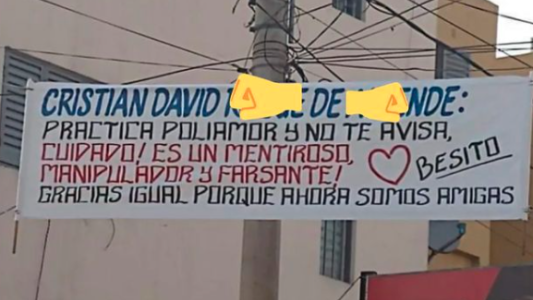 Una mujer dejó a su pareja con un pasacalle y se hizo amiga de la amante: "Practica poliamor y no te avisa"