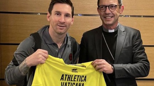 Messi recibió una camiseta firmada por el papa Francisco