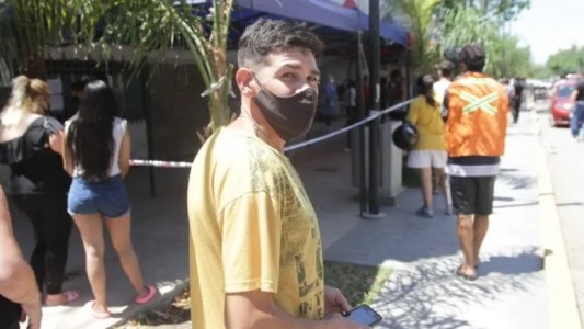"Peor es robar": está desempleado y cobra por hacer fila en centros de hisopados
