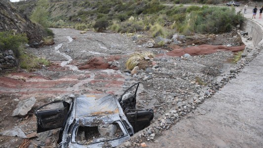 Murieron dos hermanitas y su papá arrastrados por un alud de barro y agua en Mendoza