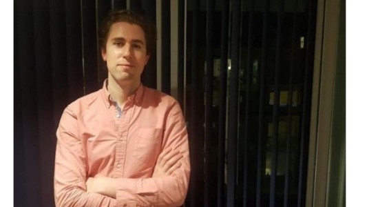 "Colero vip": el joven que gana 200 dólares al día haciendo fila para millonarios