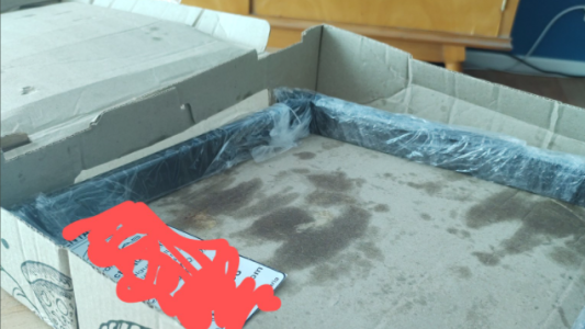 Compró un soporte por Internet y se lo enviaron en una caja de empanadas usada