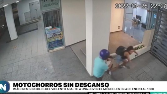 VIDEO: Esperaba el colectivo y la atacaron motochorros