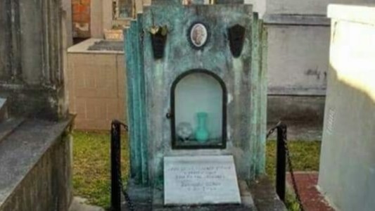 "Lejos de la demente esposa y peores hijos": el insólito mensaje en una tumba en Corrientes