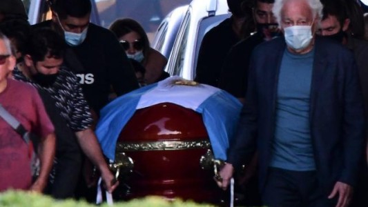 Se viralizó una foto de la tumba de Diego Maradona y estalló la polémica: “Había tres ramitos de flores secas”