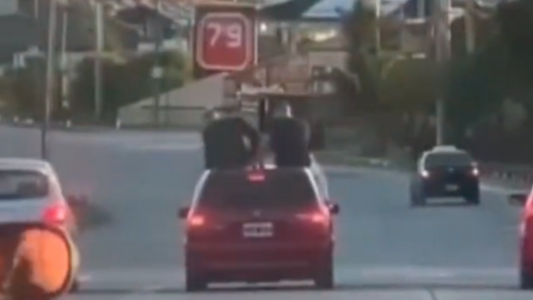 Piden suspender la licencia de conductor que llevó a dos personas sobre el techo de su auto