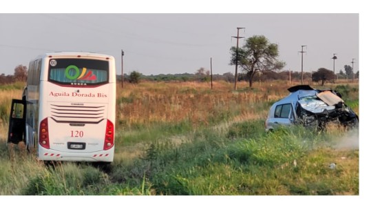Ruta 11: fallecieron tres personas tras impacto entre un automóvil y un colectivo