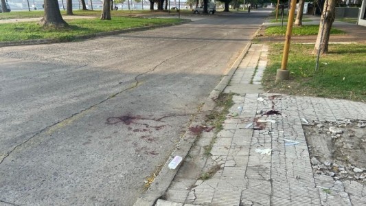 Lucha por su vida un joven que fue baleado en plena Costanera para robarle su moto